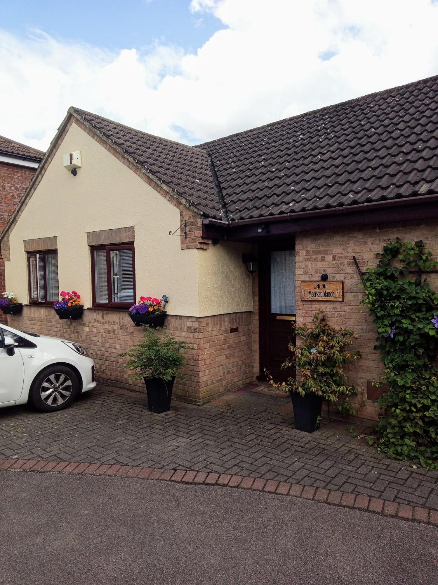 Cosy Room With 3 Bed Spaces In A Friendly Bungalow Bletchley Bagian luar foto